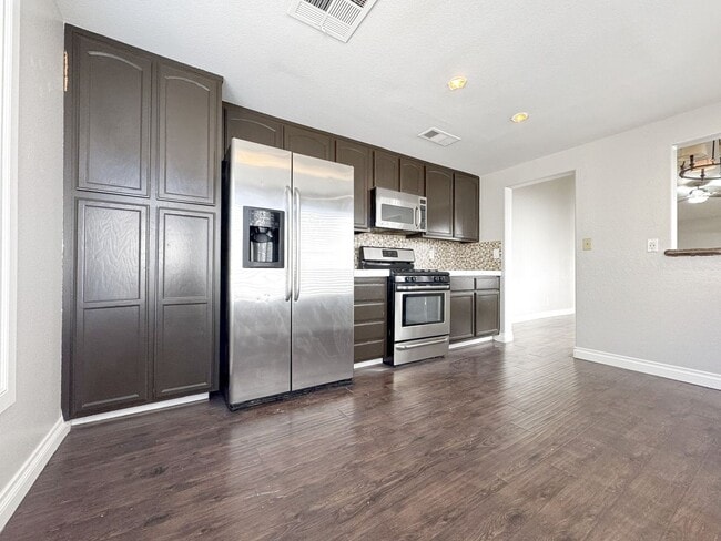 Building Photo - Step into this charming 3-bedroom, 2-bathroom residence in Henderson