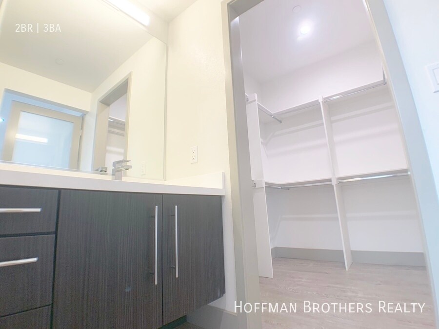 Building Photo - 115 S St Andrews Pl