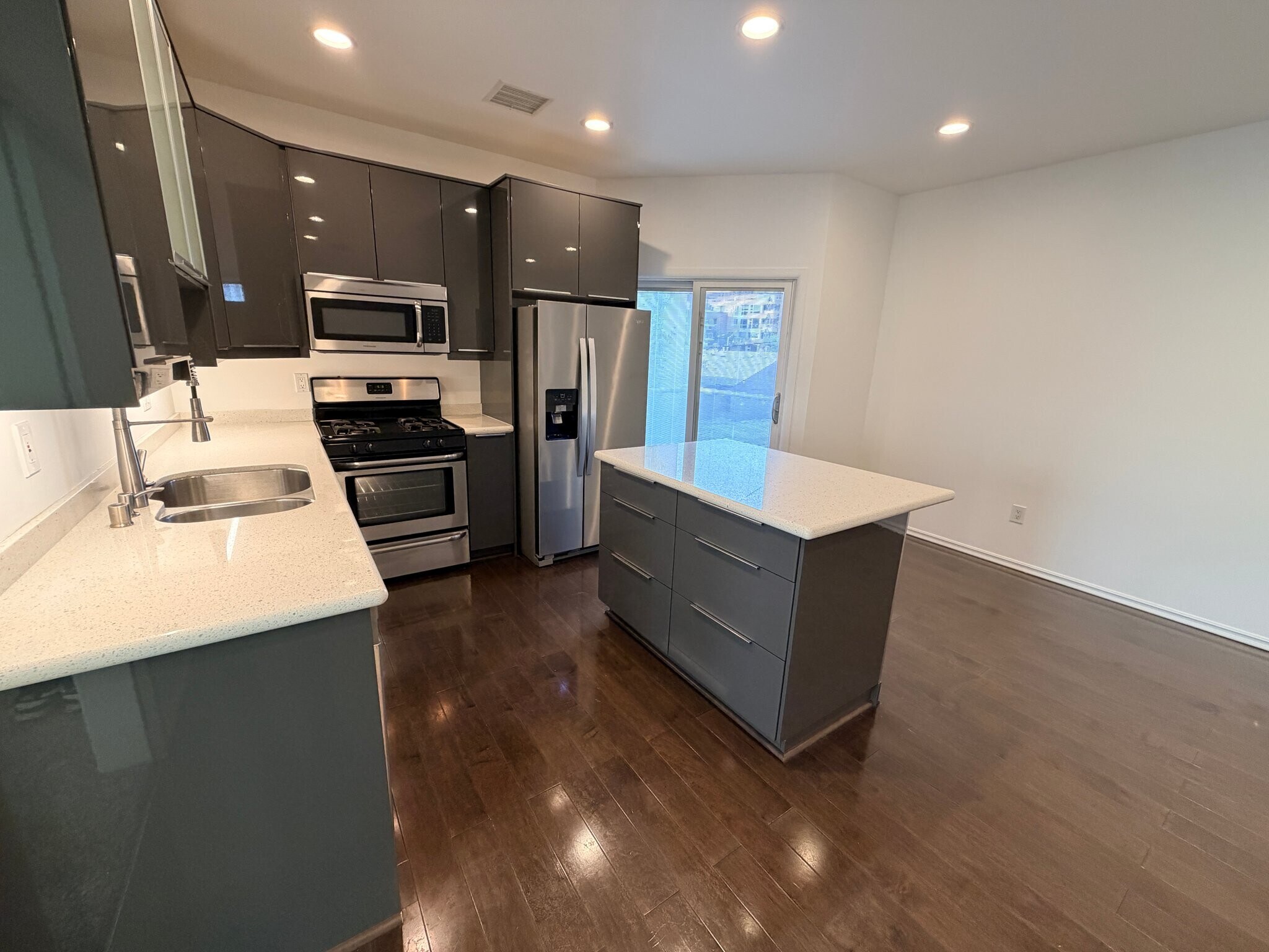 Building Photo - 1119 Poinsettia Dr