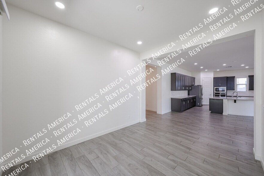 Building Photo - 1530 E San Carlos Way