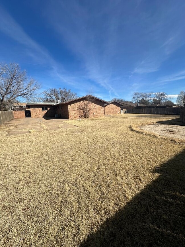 Building Photo - Newly Remodeled Big and Spacious 5 Bed Home! Huge Back Yard!