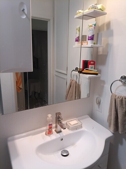 Building Photo - 510 N Villa Ct