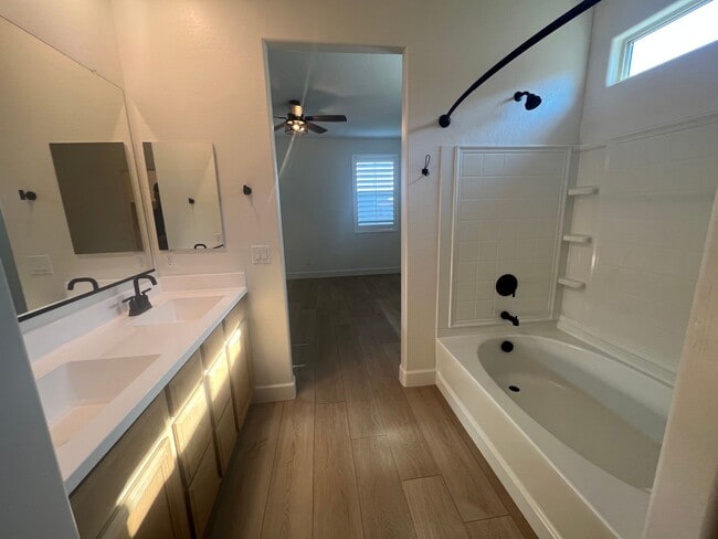 Building Photo - Updated 3 Bed/2 Bath in Excellent Glendale...