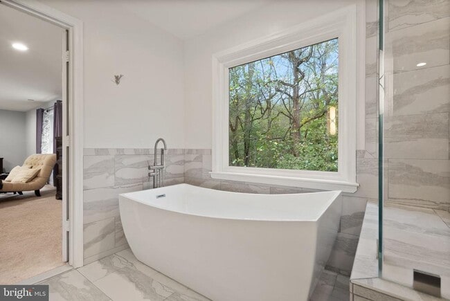 Building Photo - 10303 Bear Creek Dr