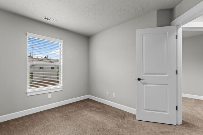 Building Photo - Beautiful SE Bend Home | Spacious Floorplan | Fenced Backyard | Near Parks & Trails