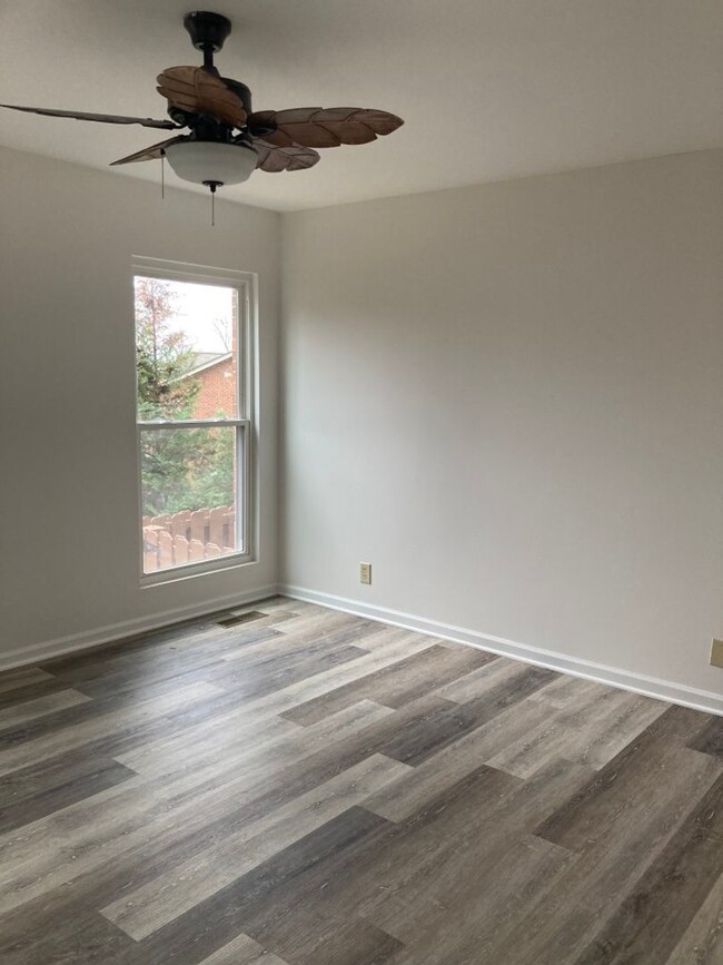 Building Photo - Newly renovated condo in Donelson