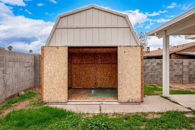 Building Photo - Beautifully updated Ranch Style Home