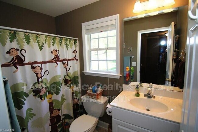 Building Photo - 950 Wellesley Pl Dr