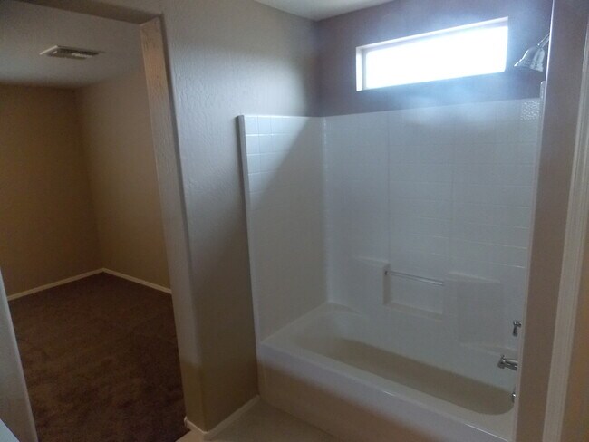 Building Photo - Recently Remodeled 3 bed/2.5 Bath