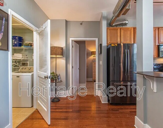 Building Photo - 140 E Glenwood Ave