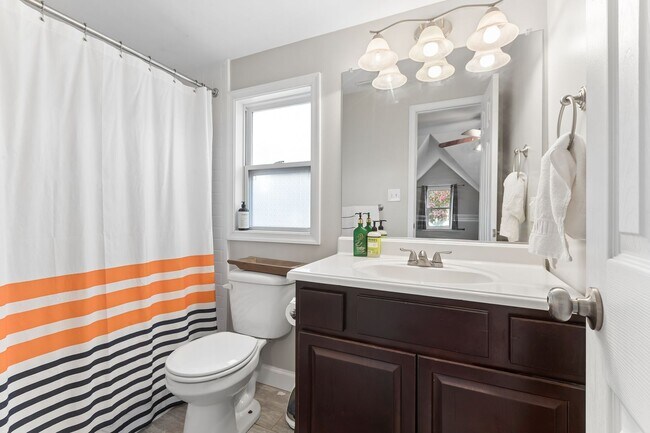 Building Photo - Renovated Bayview Beach Home!