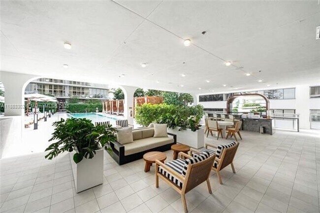 Building Photo - 2655 S Bayshore Dr