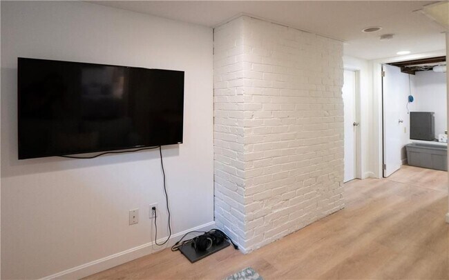 Building Photo - 122 Ruggles Ave
