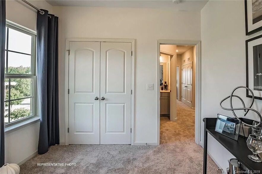 Building Photo - Room in Townhome on Ainslie Downs St