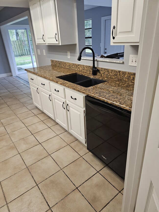 Building Photo - 6107 Hickory Dr