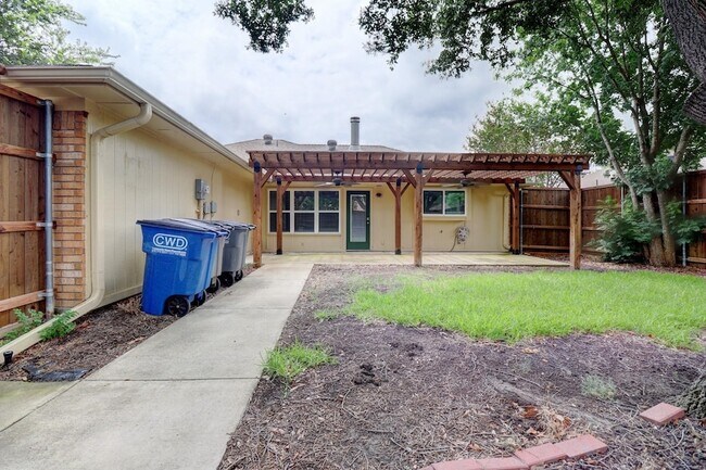 Building Photo - 1321 Clover Dr