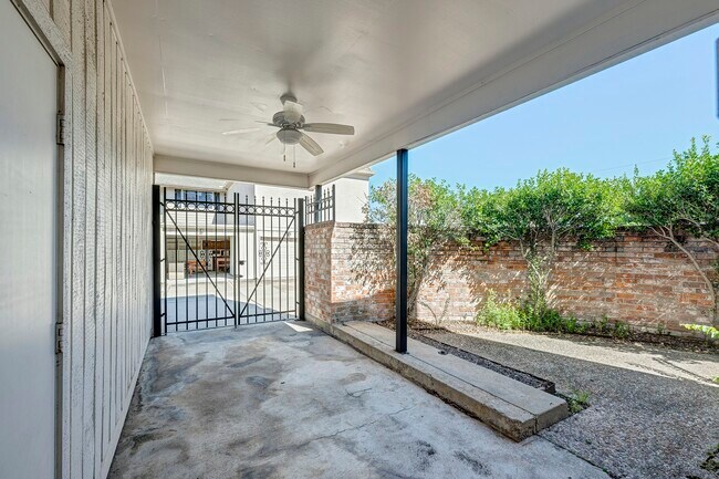 Building Photo - 5816 Lynbrook Dr