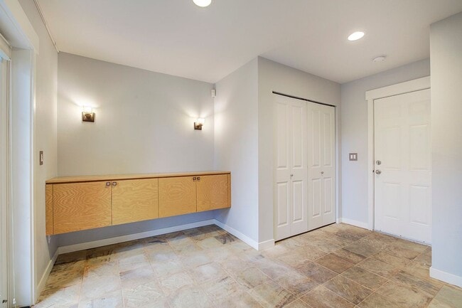 Building Photo - 2Bd/2.5Ba Seattle Townhouse