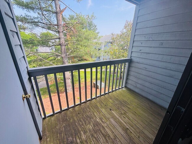 Building Photo - Efficiency 1 Bathroom Condo