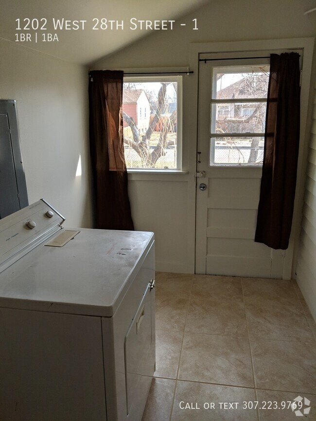 Building Photo - Great 1 bedroom, 1 bathroom apartment. Wal...