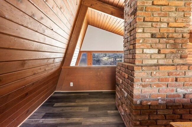 Building Photo - 304 Lake Lodge Dr