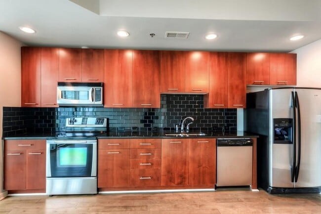 Building Photo - One bedroom condo located in heart of Buckhead!