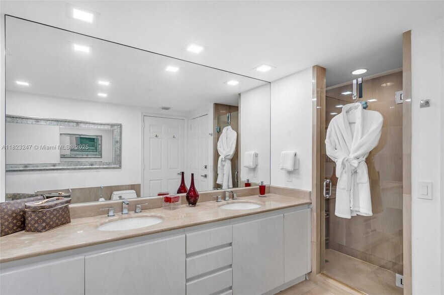 Building Photo - 1643 Brickell Ave