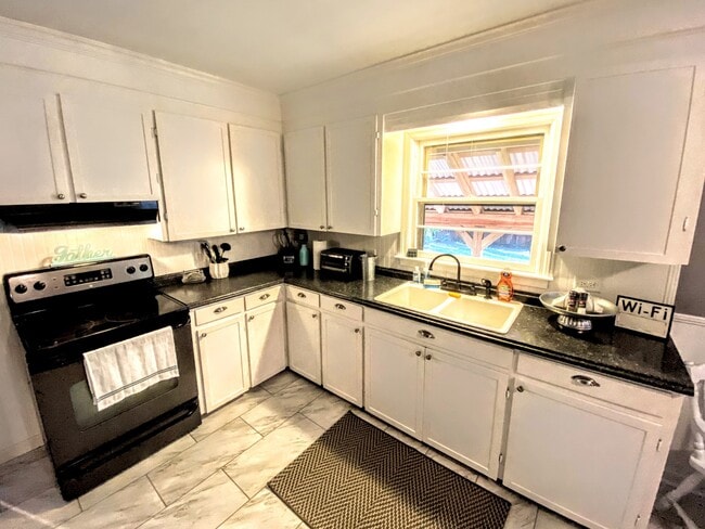 Building Photo - 2925 Center St