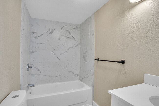 Building Photo - 912 W 13th St