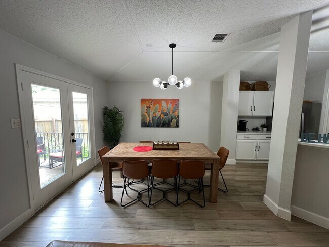 Building Photo - PRELEASING FOR MID JANUARY!  3 bedroom off...