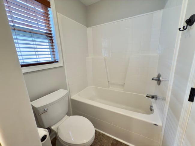 Building Photo - 638 Hidden Valley Dr
