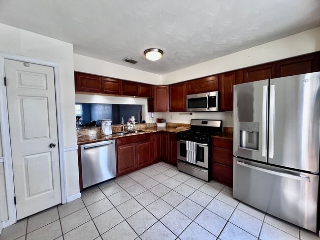 Building Photo - Come see this gorgeous townhouse in the desirable Ocean Lakes community!