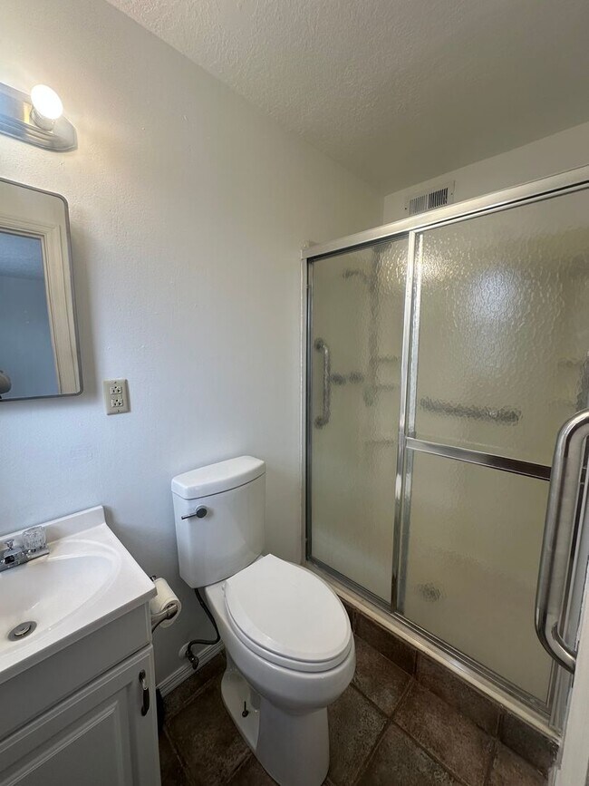 Building Photo - Welcome to this charming 3-bedroom, 2-bathroom home located in Albuquerque, NM