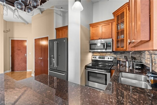 Building Photo - 1133 W 9th St