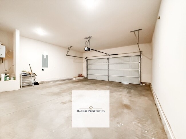 Building Photo - Beautiful, Cozy Home in Greenville!