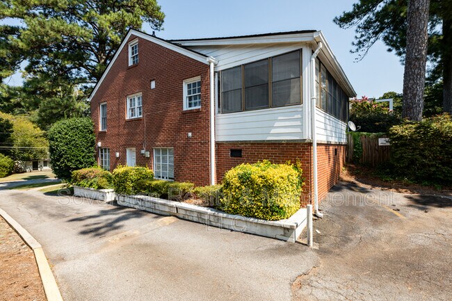 Building Photo - 1205 Spring Valley Ln NE