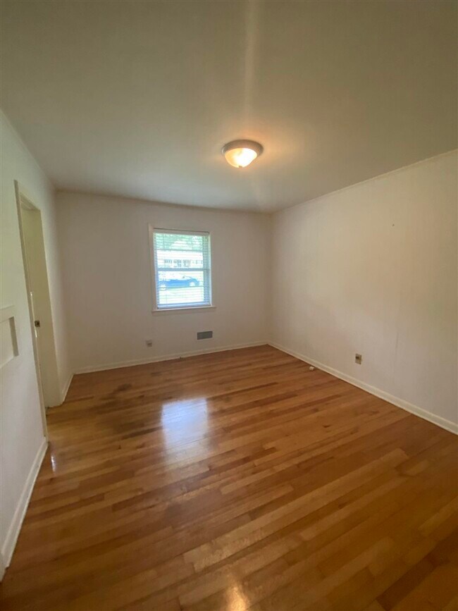 Building Photo - 1006 Ivanhoe Rd