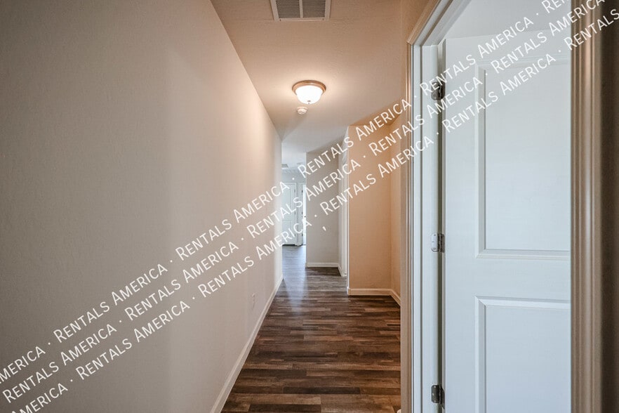 Building Photo - 123 E Bobcat Pl