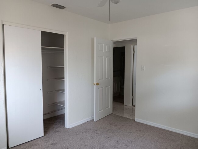 Building Photo - Big family room, granite & stainless kitch...