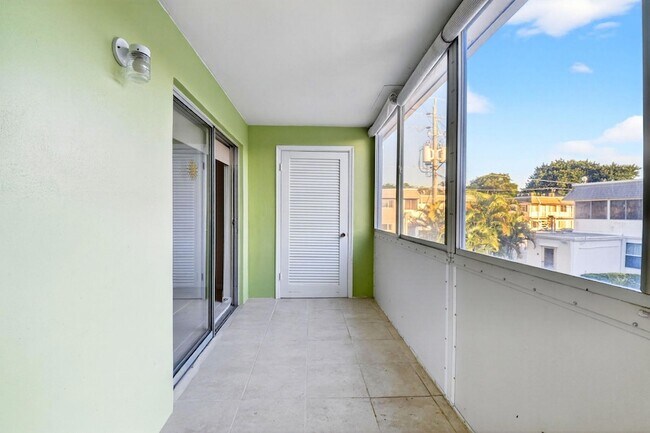 Building Photo - 2880 Lake Osborne Dr