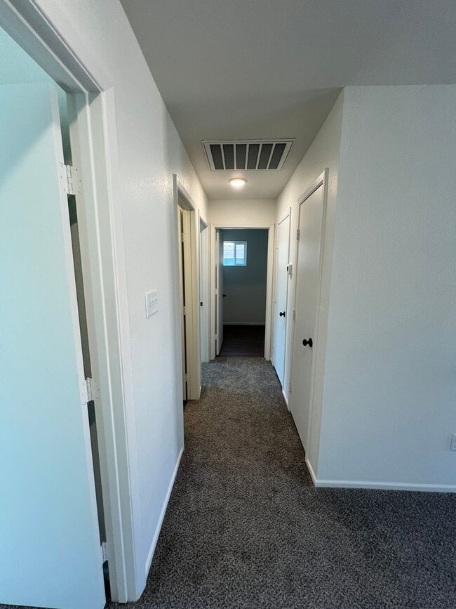 Building Photo - NEWER 3 BEDROOM HOME!