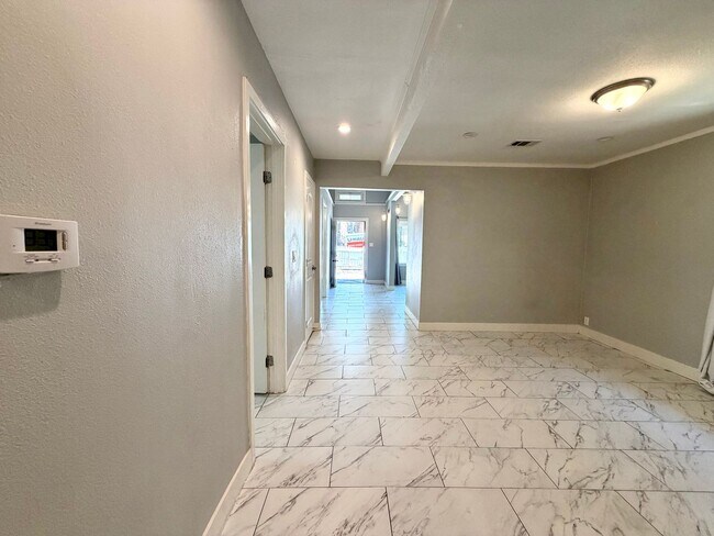 Building Photo - 3056 Crescent Way