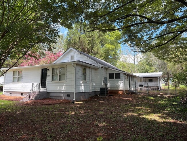 Building Photo - 3152 S Stratford Rd