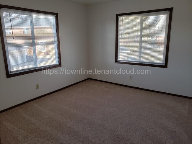 Building Photo - 1404 E Sunset Dr