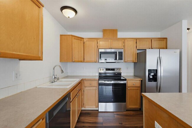 Building Photo - Spacious Puyallup Townhouse | 3-Bed Home with Main-Floor Primary Suite & Stainless Steel Appliances!