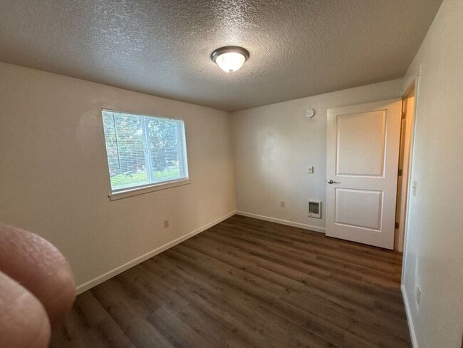 Building Photo - 1005 Boedies Dr