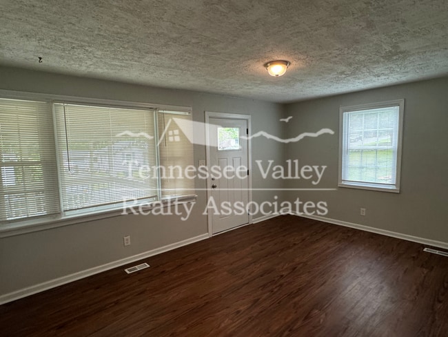 Building Photo - UPDATED 2 BED/1 BATH with carport right ne...