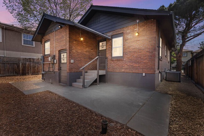 Building Photo - 3 Bed, 2 Bath, 1 Office/Guest - Fully Renovated Midtown Home