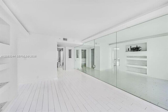 Building Photo - 7601 E Treasure Dr