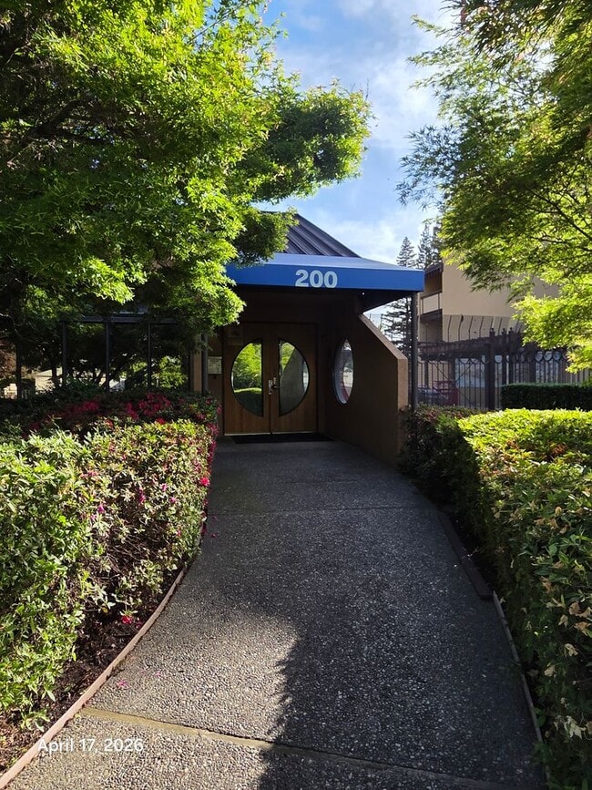 Building Photo - Spacious Downtown Sacramento Condo